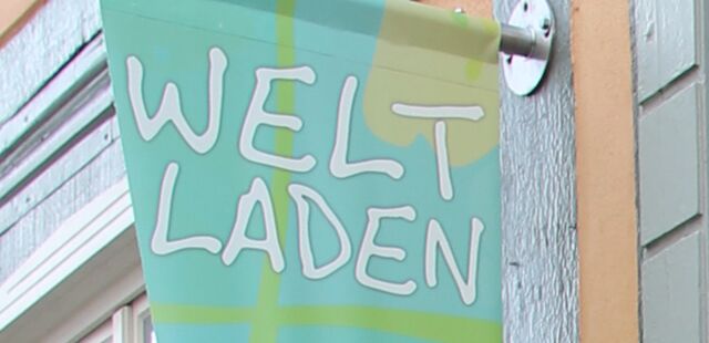 Fahne vor dem Weltladen Pritzwalk