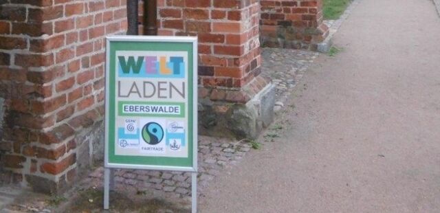 Aufsteller mit Schild vor dem Weltladen